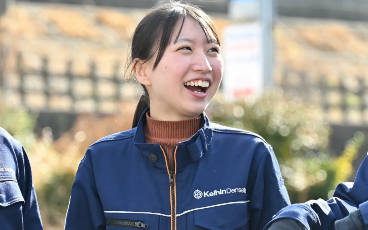 屋外で笑顔を見せるS.Hさん