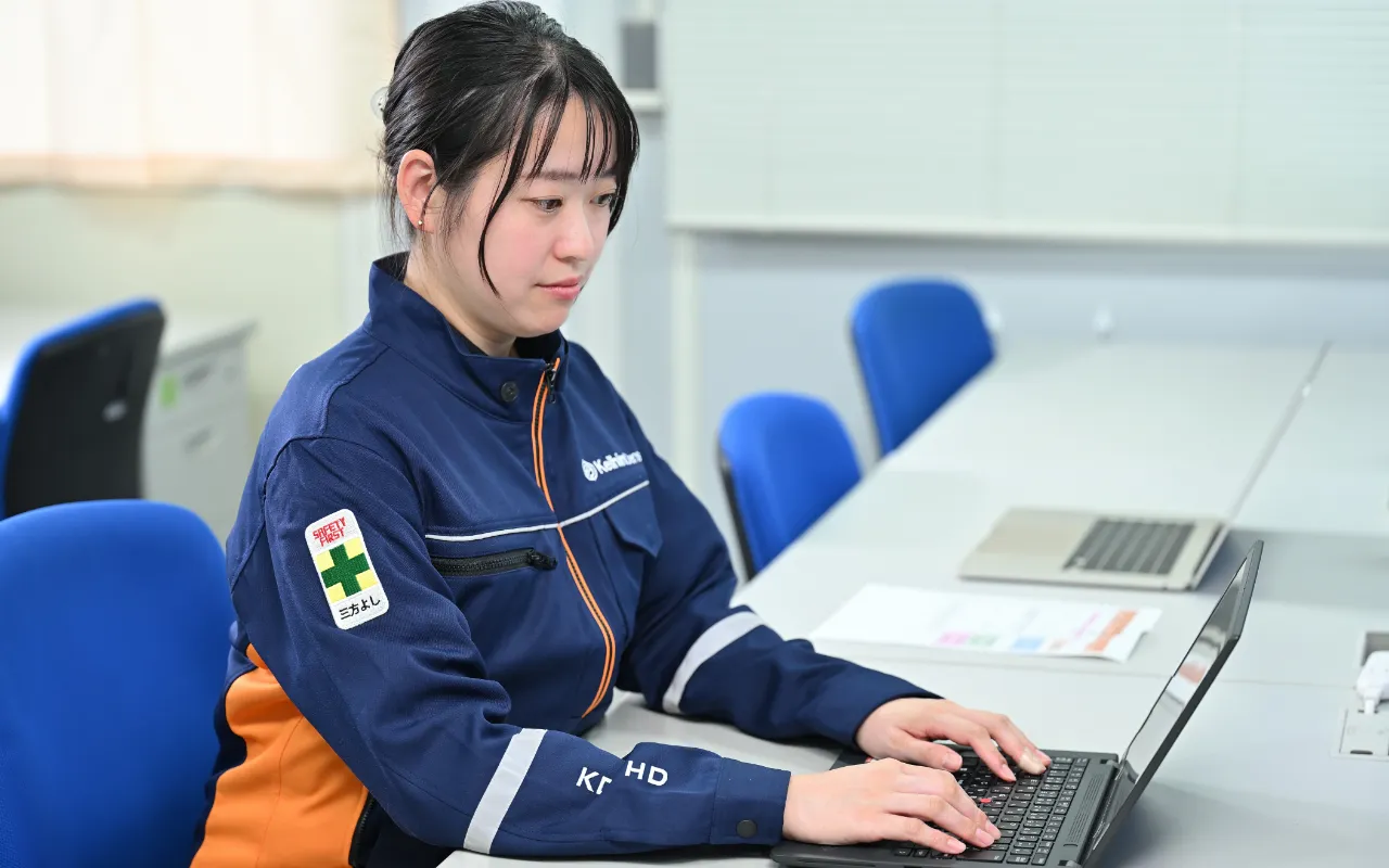 パソコンで作業するK.Nさん