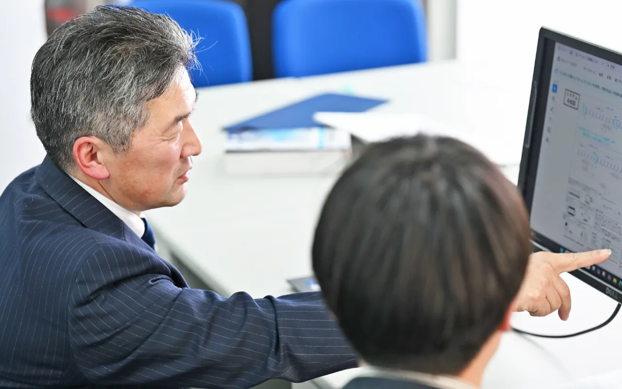 資料を確認するT.Sさん
